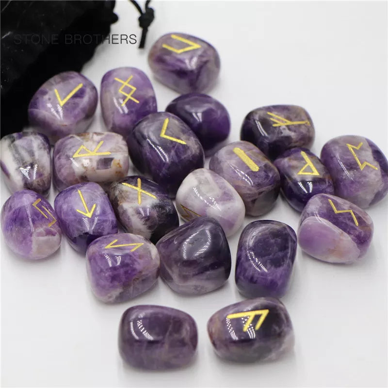 25 Runensteine aus Amethyst mit Beutel