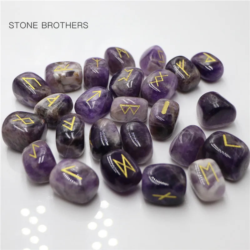 25 Runensteine aus Amethyst mit Beutel